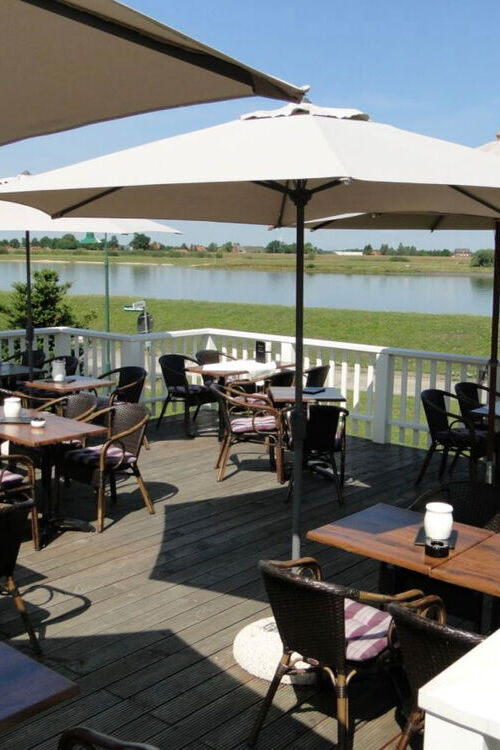 Cafe mit Sonnenterasse und Blick auf die Elbe Richtung Altengamme