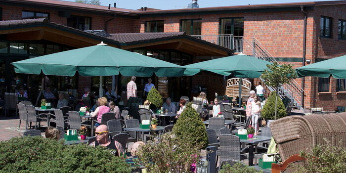 freizügige Terrasse mit Schirmen
