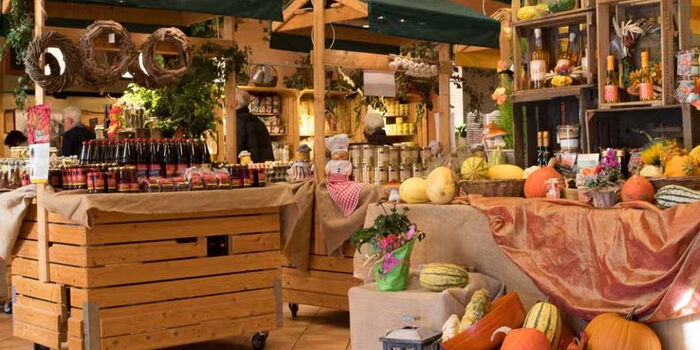 Markthalle mit Ständen